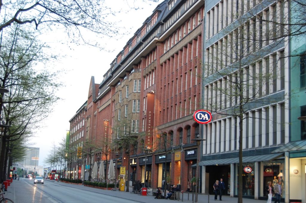 draußen, Gebäude, Baum, Himmel, Nachbarschaft, Stadt, Mischnutzung, Straße, Fenster, Landfahrzeug, Stadtgebiet, Fassade, Infrastruktur, Gehweg, Verkehrsweg, Stadtzentrum, Weg, Reise