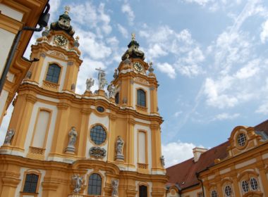 Wolke, Himmel, draußen, mittelalterliche Architektur, Turm, Fenster, Kultstätte, Fassade, Gebäude, Wahrzeichen, Klassische Architektur, Architektur, Kathedrale, Kloster, Türmchen, Mission, Kapelle, Gemeinde, Stadt, Kirche, Groß, Barock