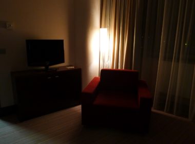 Im Haus, Wand, Inneneinrichtung, Zimmer, Boden, Couch, Wohnzimmer, Fensterausstattung, Bettsofa, Fußboden, Kissen, Fernsehen, Fensterabdeckung, Haus, Bude, Vorhang, Clubsessel, Kleines Sofa, Sofa, Stuhl, Hotel, Mobiliar, rot