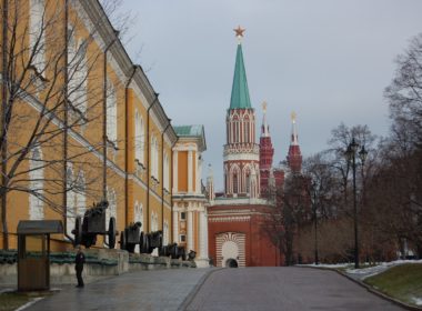 draußen, Himmel, Baum, Winter, Gebäude, Kirchturm, Kirche, Schnee, Turmspitze, Wahrzeichen, mittelalterliche Architektur, Turm, Stadt, Straße, Kreml