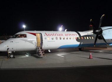 Platane Flugzeug Hobel, Transport, Flugreise, Fahrzeug, Flugzeug, draußen, Himmel, Verkehrsflugzeug, Airline, Luftfahrttechnik, Luftfahrt, Flugzeugtriebwerk, Schmalrumpfflugzeug, Luftfahrthersteller, Flughafen, Flugplatzvorfeld, Düsentriebwerk, Düsenflugzeug, Landeklappe, Allgemeine Luftfahrt, Gelände, Dienstleistung, Asphalt, Runway, halten, Nacht, Luft, Jet