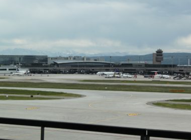 draußen, Himmel, Wolke, Flughafen, Platane Flugzeug Hobel, Flugzeug, Runway, Fahrzeug, Asphalt, Straße, halten, Gelände, Gras, Groß, Jet