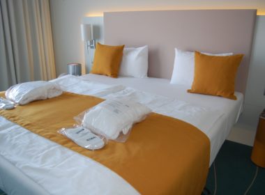 Im Haus, Wand, Bett, Bettdecke, Bettwäsche, Leinenstoffe, Mobiliar, Bettbezug, Matratze, Bettrahmen, Kissen, Inneneinrichtung, Nachttisch, Suite, Zimmer, Schlafzimmer, Boutique-Hotel, Decke, Vorhang, Lampenschirm, Bettbehang, Fensterausstattung, Hotel, Boden