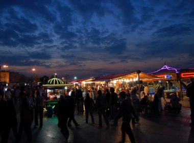 Himmel, Wolke, draußen, Nacht, Menschen, Gebäude, Person, Menschenmenge, Gruppe, Straße, Licht, gedrängt, Stadt, Markt