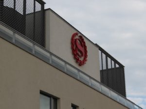Himmel, Gebäude, Wolke, draußen, Fenster, Fassade, Schild, rot