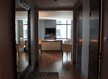 Im Haus, Wand, Inneneinrichtung, Tür, Fußboden, Möbel, Haus, Spiegel, Haltevorrichtung, Eigentum, Schrank, Laminatboden, Arbeitsfläche, Decke, Gebäude, Fenster, Küche, Hotel, Boden, Zimmer