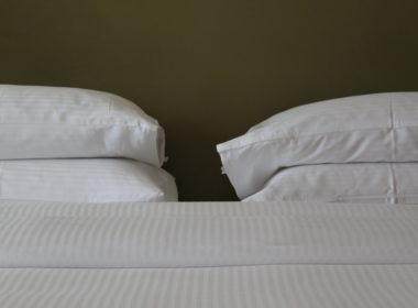 Im Haus, Kissen, Wand, Leinenstoffe, Mobiliar, Bettwäsche, Schlafzimmer, Futonbett, Bettdecke, Matratze, Sofa, Bettbezug, Bettrahmen, weiß, Zimmer, Bett