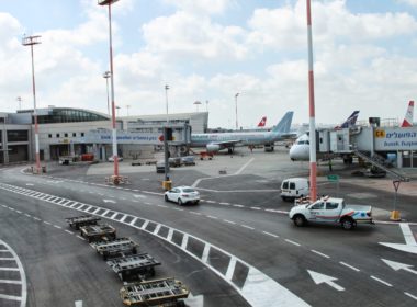 draußen, Himmel, Straße, Flugzeug, Platane Flugzeug Hobel, Auto, Wolke, Landfahrzeug, Flugplatzvorfeld, Straßenbelag, Fahrspur, Asphalt, Flughafen, Düsenflugzeug, Verkehrsmittel, Rad, Runway, Jet, halten, Fahrzeug