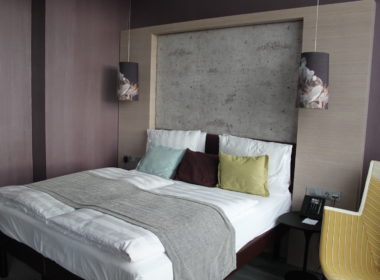 Im Haus, Wand, Mobiliar, Kissen, Hotel, Inneneinrichtung, Leinenstoffe, Bettwäsche, Bettdecke, Bettrahmen, Matratze, Bettbezug, Nachttisch, Suite, Lampenschirm, Schlafzimmer, Boutique-Hotel, Zimmer, Bett, Boden