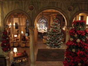 Weihnachtsbaum, Im Haus, Inneneinrichtung, Weihnachtsdekoration, Heiligabend, Ornament, Christbaumschmuck, Weihnachtslichter, Wand, Zimmer, Boden, Decke, Dekoriert, Blume, Weihnachten