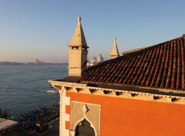 draußen, Himmel, Gebäude, Wasser, Turm, See, Kirchturm, Kirche, Dach, Meer, Stadt