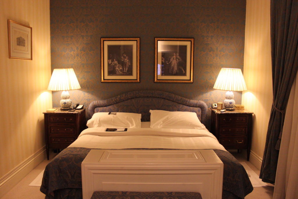 Im Haus, Wand, Inneneinrichtung, Bettwäsche, Bettdecke, Mobiliar, Bett, Bettrahmen, Lampenschirm, Kissen, Bettbezug, Lampe, Nachttisch, Matratze, Leinenstoffe, Zimmer, Suite, Schlafzimmer, Boutique-Hotel, Bilderrahmen, Vorhang, Hotel, Boden