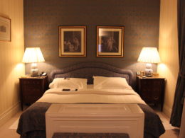 Im Haus, Wand, Inneneinrichtung, Bettwäsche, Bettdecke, Mobiliar, Bett, Bettrahmen, Lampenschirm, Kissen, Bettbezug, Lampe, Nachttisch, Matratze, Leinenstoffe, Zimmer, Suite, Schlafzimmer, Boutique-Hotel, Bilderrahmen, Vorhang, Hotel, Boden