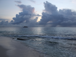 draußen, Wasser, Natur, Himmel, Horizont, Meer, Küste, Welle, Gewässer, Küsten- und Ozeanlandschaft, Sound, Wasserweg, Ruhig, Tide, Wasserwelle, See, Wolken, Wolke, Strand, Landschaft, Sonnenuntergang, Gelände, Wolkig