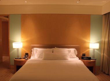 Im Haus, Wand, Inneneinrichtung, Bettwäsche, Bettdecke, Bettbezug, Bettrahmen, Matratze, Kissen, Leinenstoffe, Mobiliar, Lampenschirm, Suite, Bett, Lampe, Nachttisch, Boutique-Hotel, Schlafzimmer, Zimmer, Vorhang, Fensterausstattung, Hotel, Decke, Boden, Hotelzimmer, Urlaub