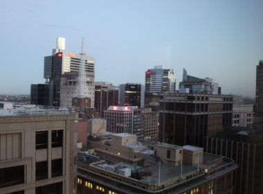 Gebäude, Himmel, draußen, Hochhaus, Metropolregion, Metropole, Stadtgebiet, Stadtlandschaft, Skyline, Gewerbegebäude, Stadtzentrum, Fenster, Mischnutzung, Wohnungseigentum, Wohnung, Turm, Stadt, Wolkenkratzer