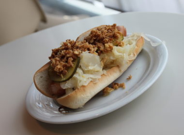 Essen, Platte, Fastfood, Snacks, Sandwich, Kochkunst, Snack, Brot, Teller, Hot-Dog-Brötchen, Amerikanisches Essen, Mahlzeit, Tisch, Hund, Im Haus, Brötchen, Hotdog