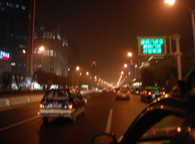 draußen, Fahrzeug, Straßenbeleuchtung, Landfahrzeug, Straße, Himmel, Auto, Nacht, Licht, Gebäude, Stadt, Elektrik, Fahrspur, Verkehrsweg, Verkehrsstau, Verkehr