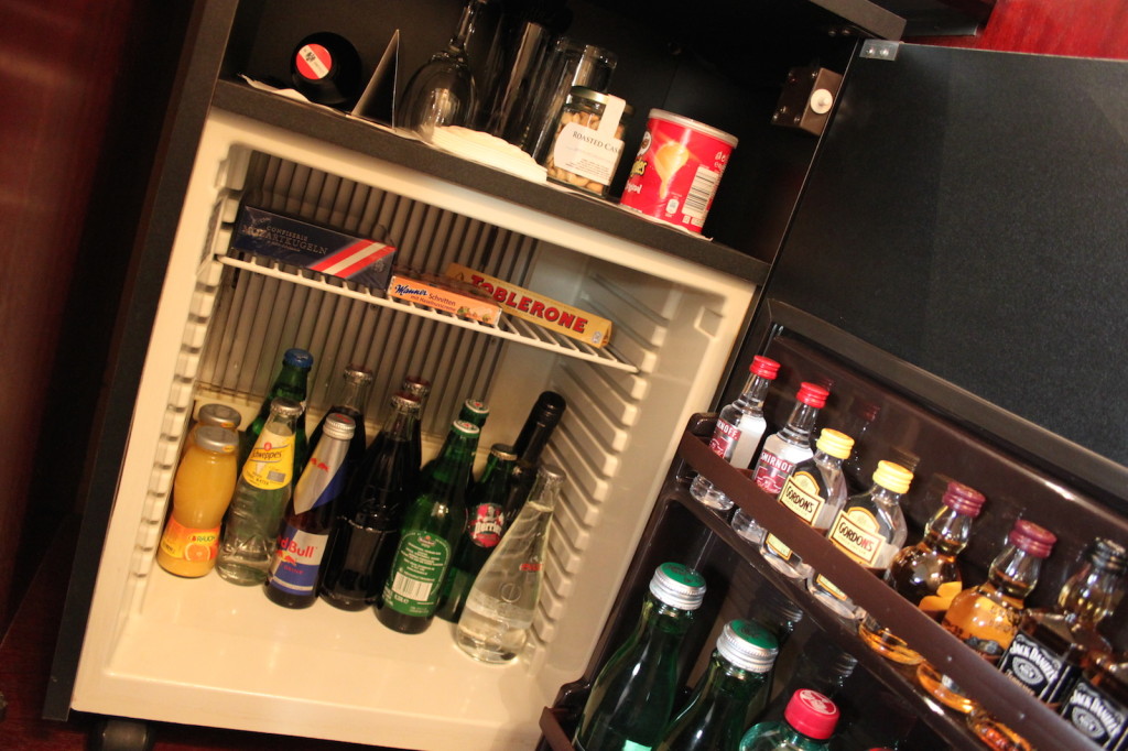 Minibar, Gerät, Drink, Küchengerät, Im Haus, Kühlschrank, Glasflasche, Softdrink, Flasche, Bier, offen, Regal