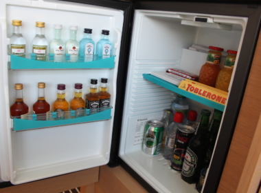 Küchengerät, Gerät, Im Haus, Minibar, Haushaltsgerät, Tiefkühler, Großes Haushaltsgerät, Flasche, Regal, offen, Kühlschrank, Drink