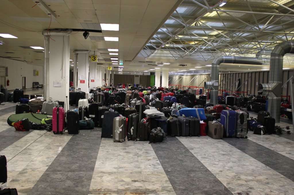 Gepäck, Decke, Im Haus, Flughafen, Gepäck und Koffer, Gelände, Person, Menschen, Boden