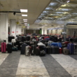 Gepäck, Decke, Im Haus, Gepäck und Koffer, Flughafen, Gelände, Person, Menschen, Boden