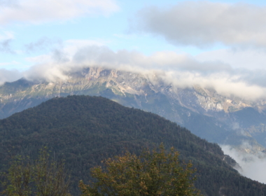 Wolke, draußen, Berg, Natur, Himmel, Landschaft, Gebirgszug, Hochland, Baum, Hill Station, Gebirgsmassiv, Wildnis, Bergkamm, Gipfel, Nebel, Alpen, Gelände, Bergrücken, Wald, Herbst