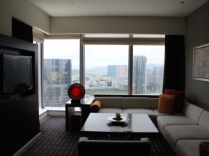 Im Haus, Wand, Inneneinrichtung, Tisch, Mobiliar, Fenster, Zimmer, Kaffeetisch, Couch, Bettsofa, Studiocouch, Gebäude, Vase, Wohnzimmer, Penthouse, Bude, Haus, Boden, Decke, Hotel, Wohnung