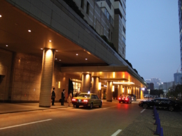 Gebäude, draußen, Straße, Landfahrzeug, Fahrzeug, Himmel, Gewerbegebäude, Mischnutzung, Metropolregion, Stadtzentrum, Stadt, Stadtgebiet, Wolkenkratzer, Metropole, Auto, Licht, Nacht