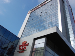 Himmel, Gebäude, Gewerbegebäude, draußen, Wolke, Tageszeit, Fenster, Architektur, Stadt, Turm, Schild