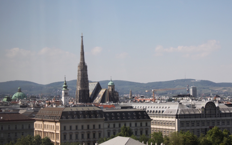 draußen, Himmel, Gebäude, Wolke, Turm, Baum, Turmspitze, Wahrzeichen, Stadtgebiet, Skyline, Reise, Kirchturm, Stadt, Berg, Groß, Landschaft