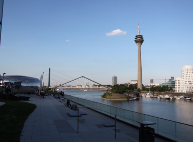 draußen, Himmel, Gebäude, Wolke, Wasser, Straßenbeleuchtung, See, Wolkenkratzer, Brücke, Reise, Stadt, Turm, Fluss