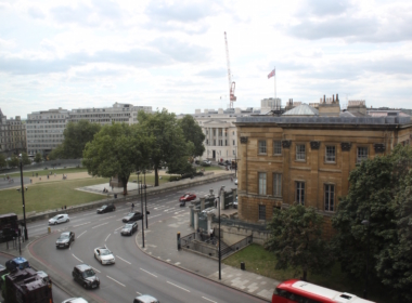 draußen, Himmel, Wolke, Landfahrzeug, Gebäude, Fahrzeug, Baum, Auto, Straße, Verkehrsweg, Bus, Stadt, Kreuzung, Nachbarschaft, Weg, Verkehr, Reise, Licht