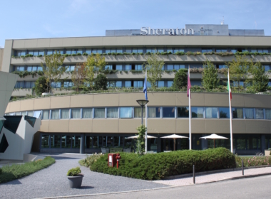 draußen, Himmel, Pflanze, Gebäude, Immobilie, Fenster, Baum, Eigentum, Mischnutzung, Fassade, Architektur, Wolke, Gewerbegebäude, Straße, Groß, Stadt, Hotel