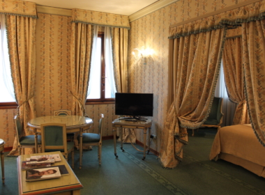 Im Haus, Inneneinrichtung, Boden, Wand, Fensterausstattung, Fenster, Fensterabdeckung, Kaffeetisch, Fenstervolant, Hotel, Tisch, Decke, Stuhl, Stoff, Vorhang, Mobiliar, Zimmer