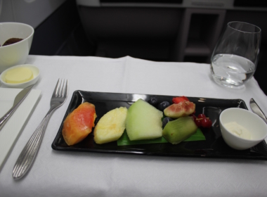 Geschirr, Essen, Tisch, Platte, Mahlzeit, Serviergeschirr, Küchenutensil, Tafelsilber, Kulinarik, Gabel, Schüssel, Zutaten, Tablett, Löffel, Brunch, Im Haus, Service, Frucht, Frühstück