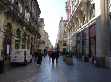 draußen, Gebäude, Himmel, Straße, Szene, Weg, Stadt, Fußgänger, Landfahrzeug, Gasse, Nachbarschaft, Infrastruktur, Fahrzeug, Fenster, Reise, Person, Pflasterstein, schmal, Menschen, Gehen
