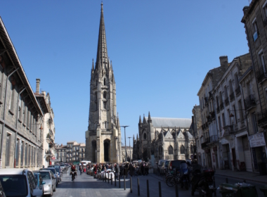draußen, Himmel, Auto, Fahrzeug, Landfahrzeug, Turmspitze, mittelalterliche Architektur, Stadt, Gebäude, Stadtzentrum, Nachbarschaft, Mischnutzung, Kirchturm, Stadtgebiet, Straße, Turm, Kirche, Reise, Kathedrale