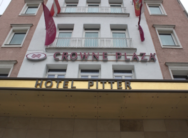 Gebäude, Fenster, draußen, Text, Himmel, Fassade, Schild, Immobilie, Eigentum, rot, Hotel, Stadt