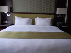 Im Haus, Bett, Wand, Bettwäsche, Bettdecke, Leinenstoffe, Bettbezug, Bettrahmen, Matratze, Kissen, Inneneinrichtung, Mobiliar, Nachttisch, Suite, Lampenschirm, Boutique-Hotel, Decke, Bettbehang, Schlafzimmer, Zimmer, Hotel