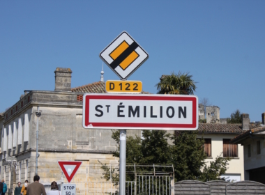 draußen, Text, Gebäude, Himmel, Beschilderung, Schild, Verkehrsschild, Reklametafel, Baum, Straße, Straßenschild, Menschen, Stadt