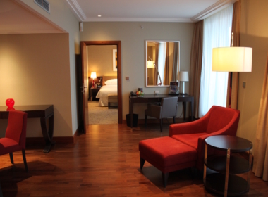 Im Haus, Wand, Inneneinrichtung, Boden, Hotel, Tisch, Fußboden, Zimmer, Kaffeetisch, Lampenschirm, Bude, Haus, Decke, Lampe, Armlehne, Couch, Laminatboden, Studiocouch, Spiegel, Stuhl, Wohnzimmer, rot, Mobiliar, Wohnung