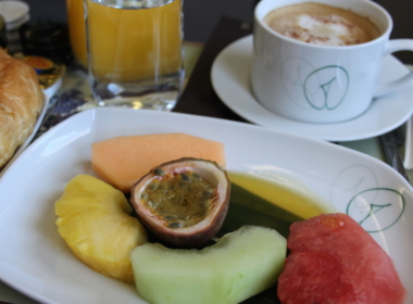 Serviergeschirr, Geschirr, Mahlzeit, Tisch, Platte, Essen, Frühstück, Tasse, Kaffeetasse, Brunch, Küchenutensil, Unterteller, Tee, Grundnahrungsmittel, Henkelbecher, Backwaren, Frucht, Fastfood, Teller, Zutaten, Saft, Im Haus, Küchenutensilien, Kaffee, Brot, Drink