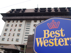 Text, Gebäude, draußen, Himmel, Schild, Beschilderung, Hotel, Fassade, Stadt