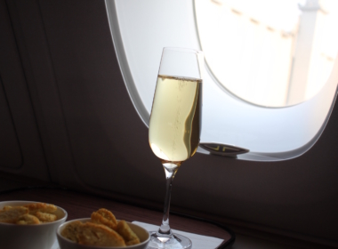 Geschirr, Weinglas, Im Haus, Snack, Tisch, Serviergeschirr, Trinkgefäß, Stielglas, Küchenutensil, Mahlzeit, Essen, Platte, Milchprodukte, Wand, Wein, Tasse, Glas, Drink, Kaffee, Frühstück