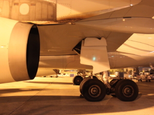 Platane Flugzeug Hobel, Flugzeug, Fahrzeug, Rad, Reifen, Flugreise, Luftfahrt, Luftfahrttechnik, Autoteile, Luftfahrthersteller, Transport, Sitzen, halten, Groß, Im Haus, draußen, Flughafen, Jet, Luft