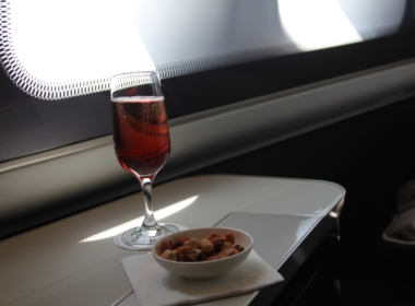 Geschirr, Im Haus, Weinglas, Tisch, Trinkgefäß, Stielglas, Cocktail, Wein, Küchenutensil, Snack, Barzubehör, Essen, Glas, Drink, Restaurant