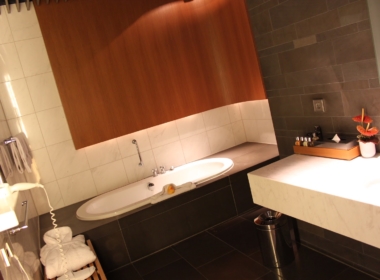 Im Haus, Wand, Installationszubehör, Hahn, Badezimmerzubehör, Dusche, Kachel, Arbeitsfläche, Wasserleitung, Inneneinrichtung, Spiegel, Badezimmer, Badezimmerschrank, Zimmer, Waschbecken, Hotel, Wanne, Boden, Badewanne