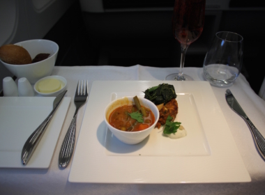 Essen, Tisch, Küchenutensil, Platte, Mahlzeit, Serviergeschirr, Tafelsilber, Gabel, Im Haus, Löffel, Kochkunst, Brunch, Restaurant, Kulinarik, Abendessen, Küchenutensilien, Zutaten, À-la-carte-Gerichte, Drink, Trinkgefäß, Garnitur, Unterteller, Mahl, Tafelmesser, Schüssel, Gemüse, Mittagessen, weiß, Geschirr, Suppe, Teller