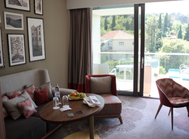 Im Haus, Mobiliar, Zimmer, Fenster, Inneneinrichtung, Szene, Wand, Kaffeetisch, Boden, Wohnzimmer, Couch, Haus, Stuhl, Bude, Studiocouch, Bettsofa, Fensterausstattung, Leinenstoffe, Armlehne, Esstisch, Kleines Sofa, Kissen, Tisch, Fensterabdeckung, Esszimmer, Essen